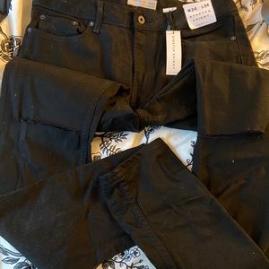 NWT black skinny jeans w/ intentional rip on knee